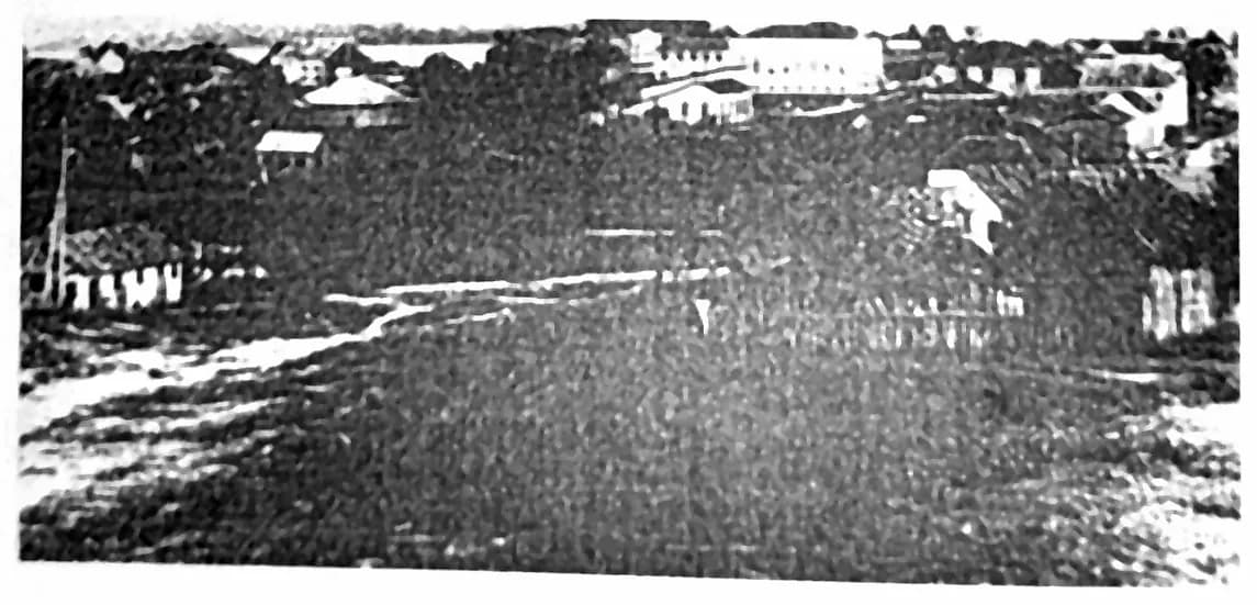 Fotografia de 1969 da praça Remanso do Boto, ainda sem calçamento, com poucas construções ao redor