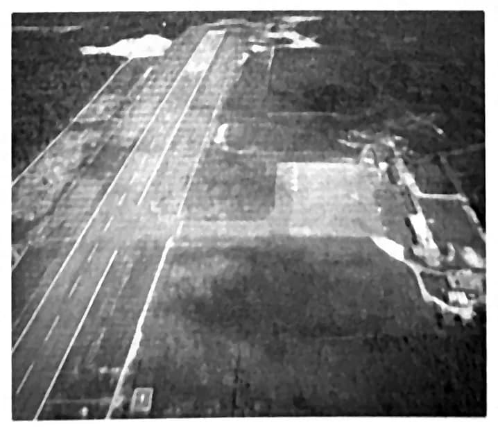 Vista aérea do aeroporto de Tefé, com a pista e o prédio de passageiros