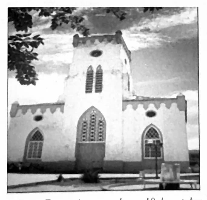 Fotografia da fachada da Catedral de Santa Teresa, com torre central e escadaria de acesso