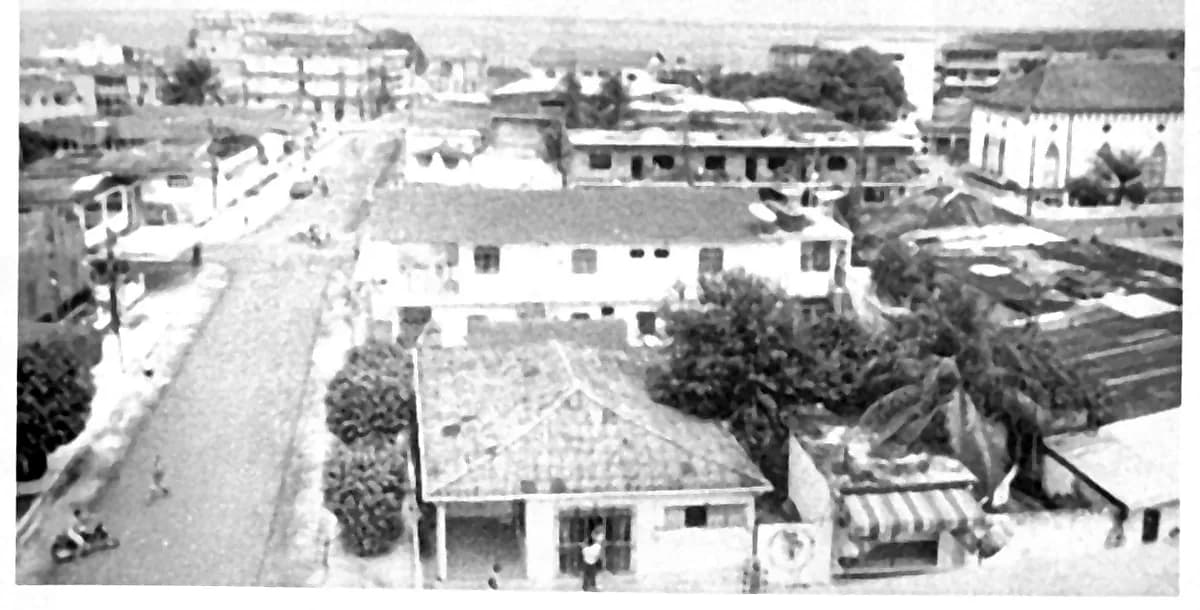 Fotografia do mesmo trecho do centro urbano em 2003, com quadras fechadas e construções de alvenaria