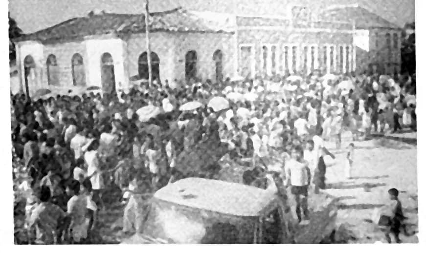 Fotografia antiga com grande aglomeração de pessoas em frente à sede do Humaitá Atlético Clube