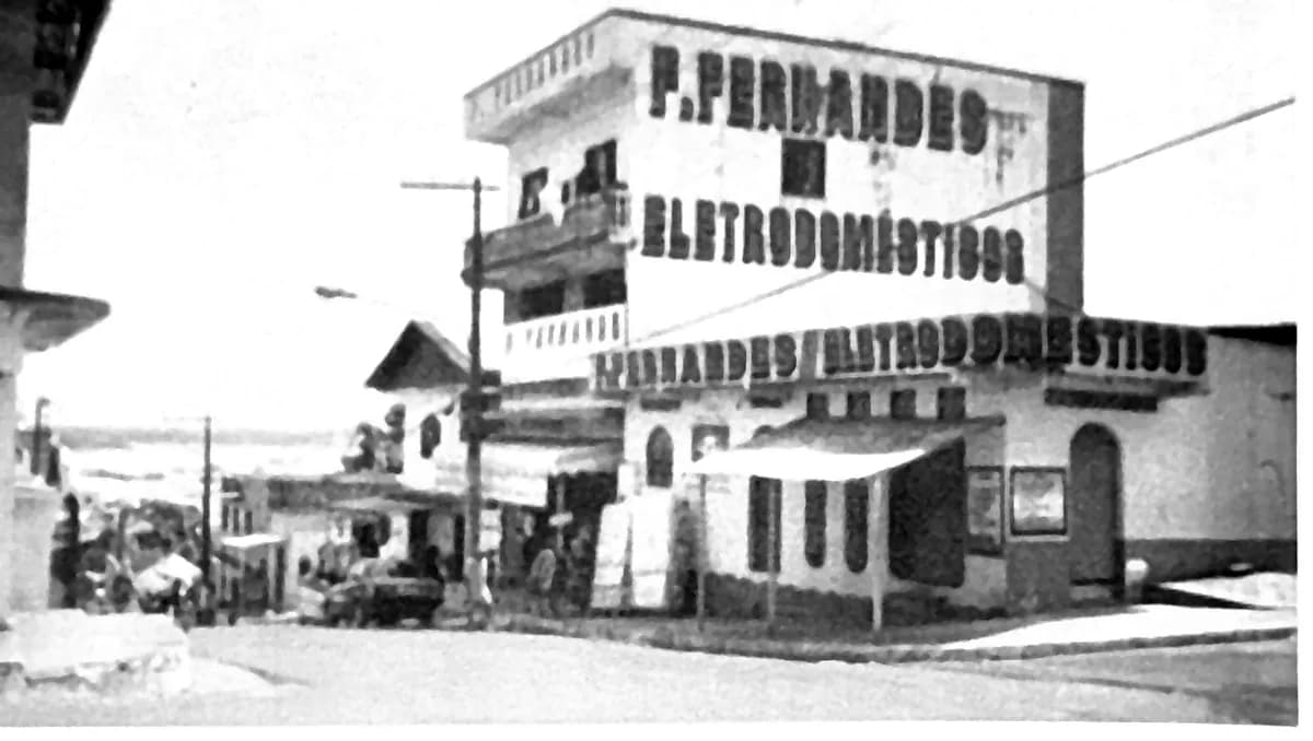 Fotografia do bairro da Olaria em 2003, com casas de alvenaria e prédios de dois pavimentos