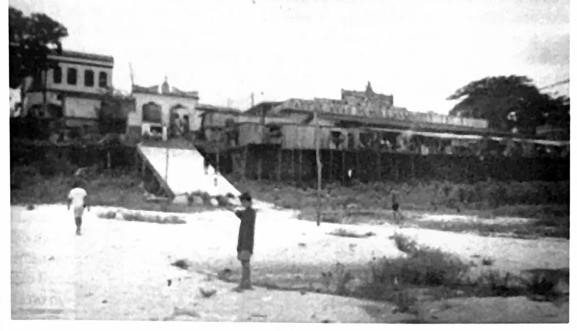 Fotografia do porto do Mercado em 2003, com rampa de concreto e embarcações de maior porte