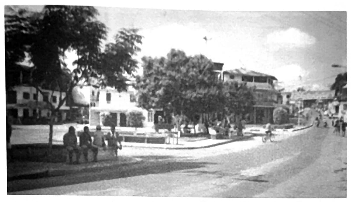 Fotografia da praça Remanso do Boto reformada em 2003, com piso, canteiros e mobiliário urbano